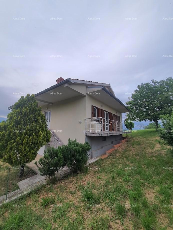 Družinska hiša z garažo, kletjo in možnostjo nakupa dodatnega zemljišča – 30 min od Pule