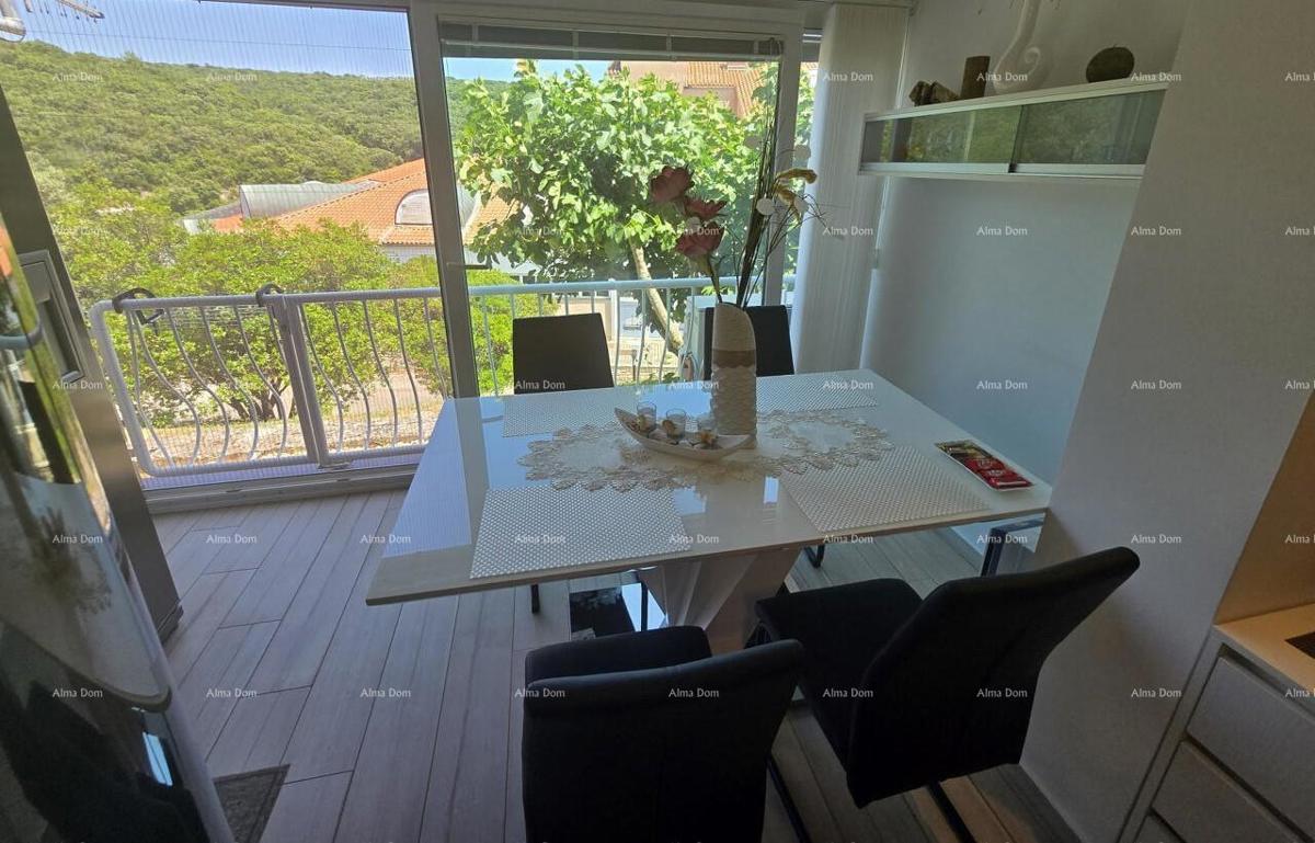 Prodaja stan v Dugoj Uvali – 150 m od plaže