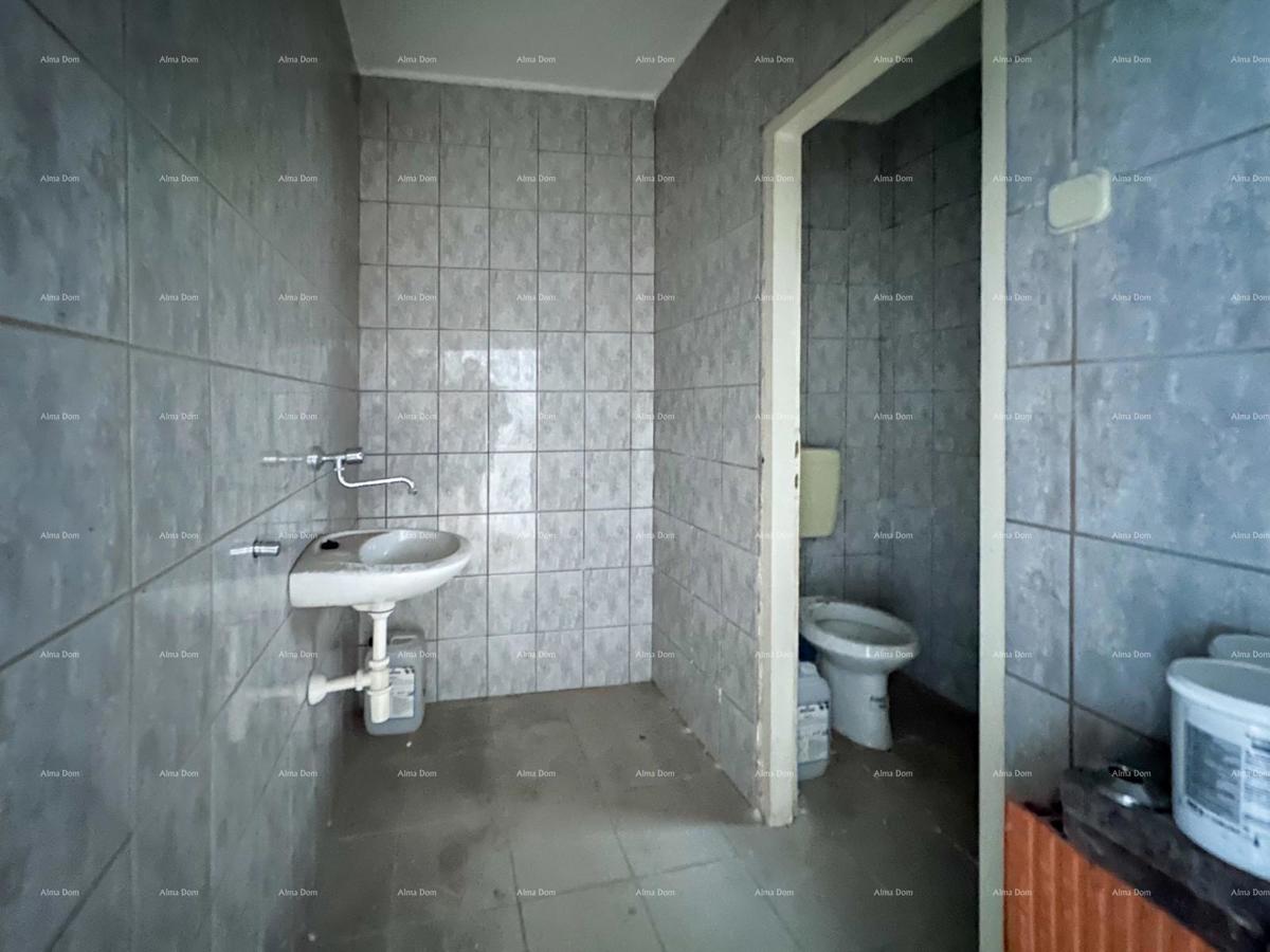 Pula, poslovni prostor, veliko javno parkirišče v bližini.