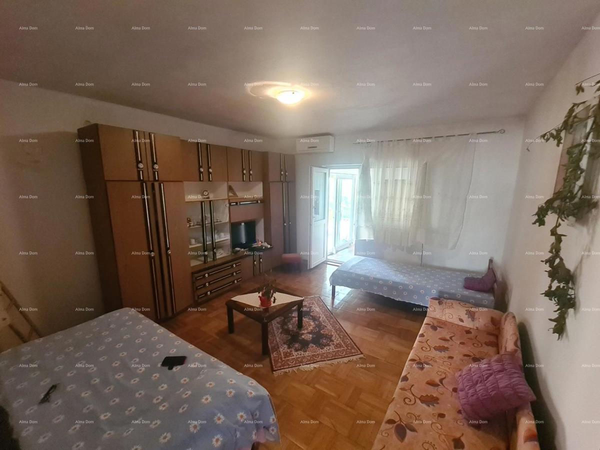 Hiša naprodaj. Pero.