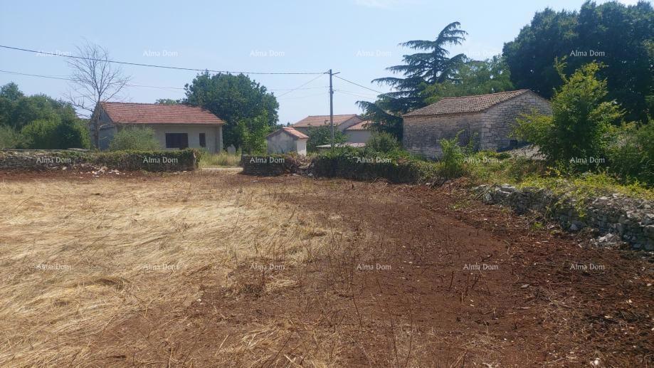 Građevinsko zemljišče s dovoljenjem in projektom vile z bazenom – 760 m²