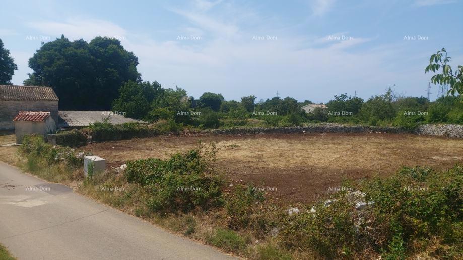 Građevinsko zemljišče s dovoljenjem in projektom vile z bazenom – 760 m²