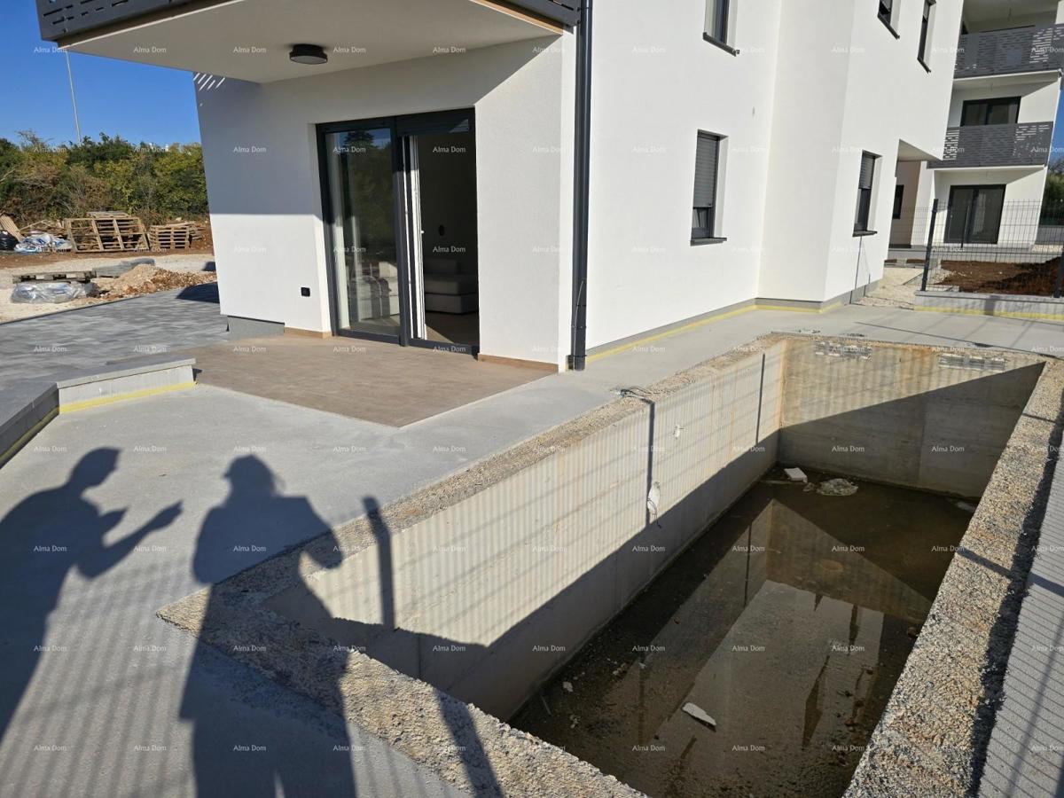 Elegantna stan s dvorištem in bazenom v bližini centra Pule!