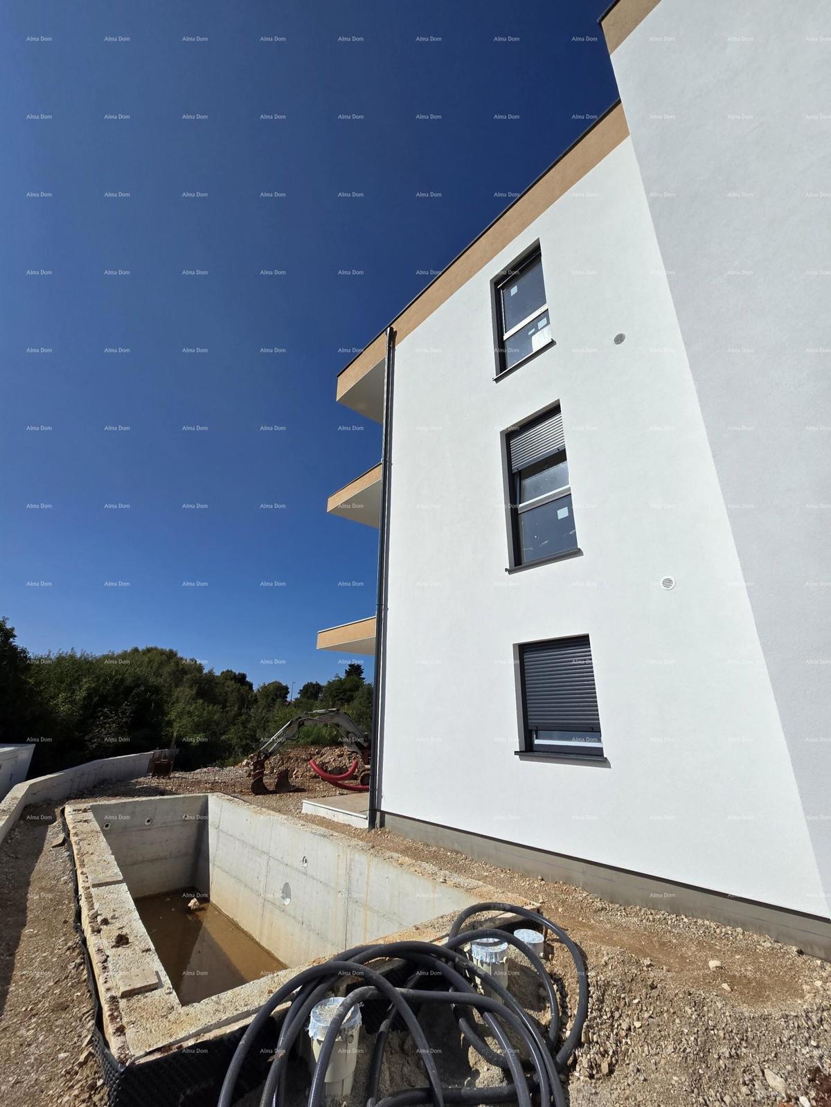 Elegantna stan s dvorištem in bazenom v bližini centra Pule!