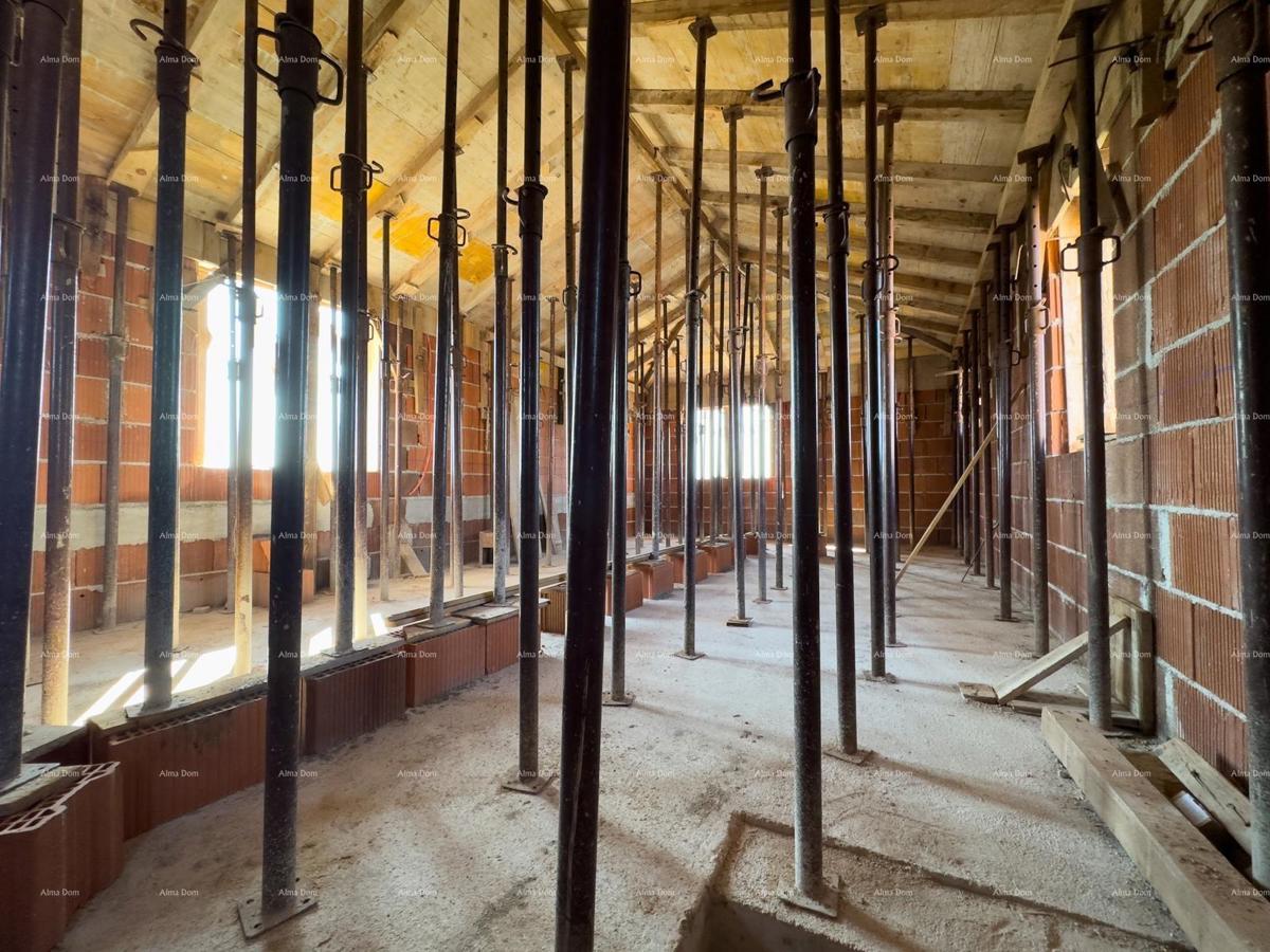 Prodaja družinske hiše s bazenom, v gradnji, Pula!