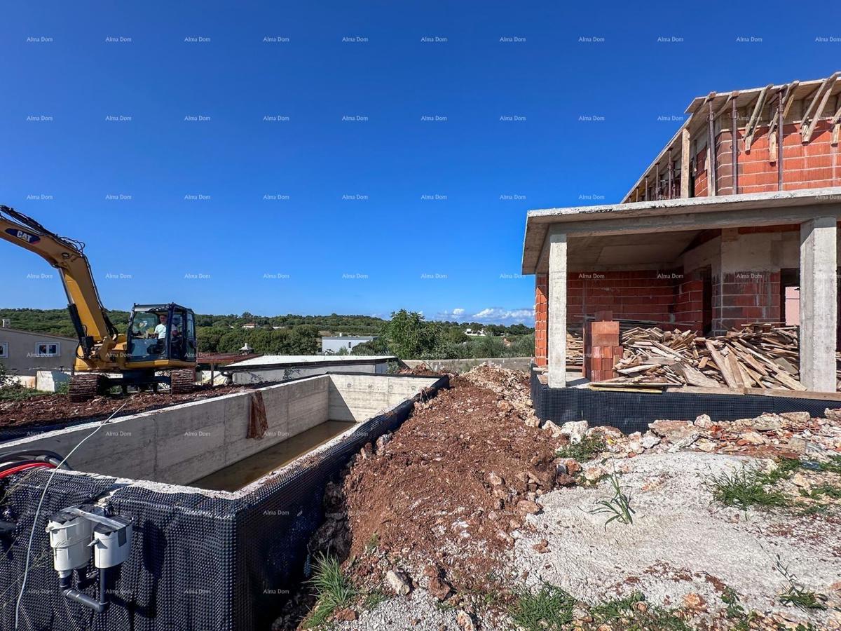 Prodaja družinske hiše s bazenom, v gradnji, Pula!