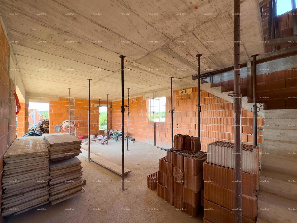 Prodaja družinske hiše s bazenom, v gradnji, Pula!