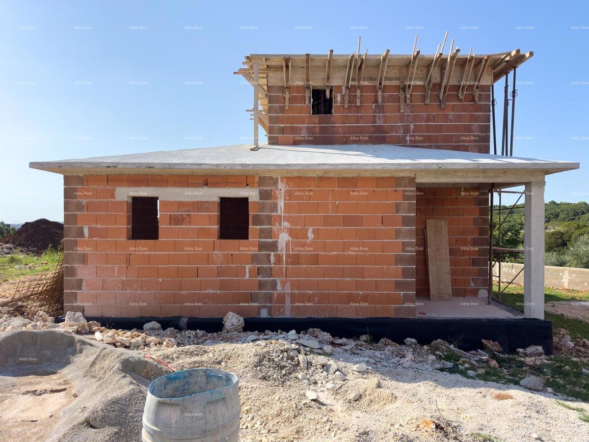 Prodaja družinske hiše s bazenom, v gradnji, Pula!