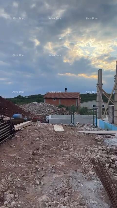 Prodaja družinske hiše s bazenom, v gradnji, Pula!