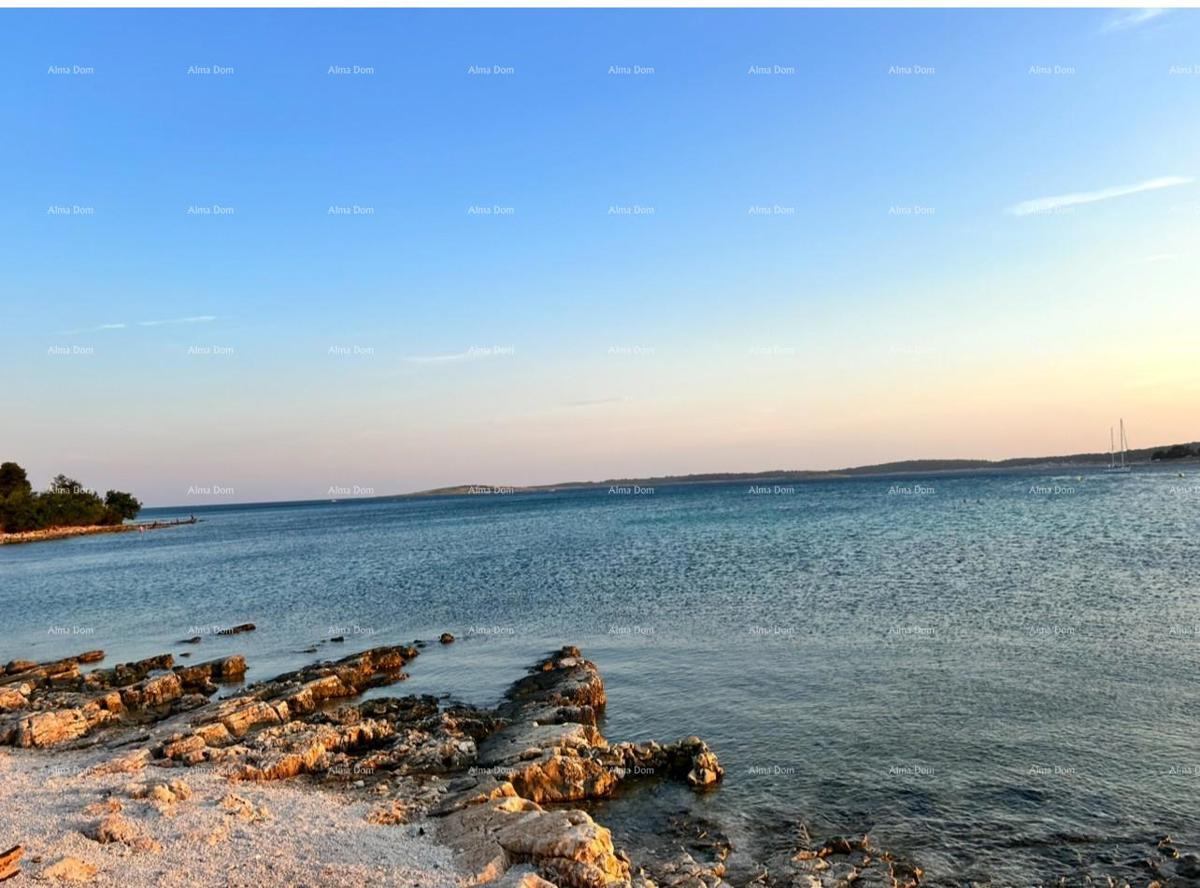 Prodaja hiše z dvema stanoma, 100 m od morja!!! Pogled na morje! Medulin!