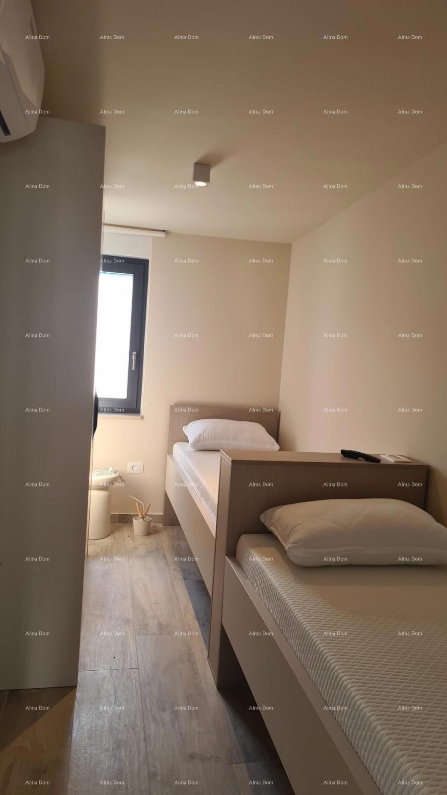 Moderen apartma v bloku E s parkirnim mestom in shrambo, blizu Umaga!