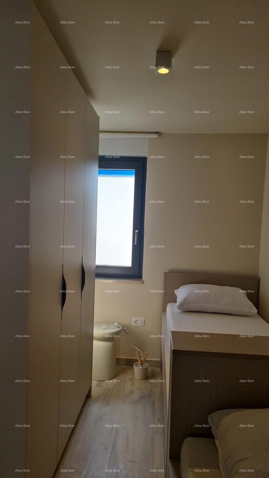 Moderen apartma v bloku E s parkirnim mestom in shrambo, blizu Umaga!