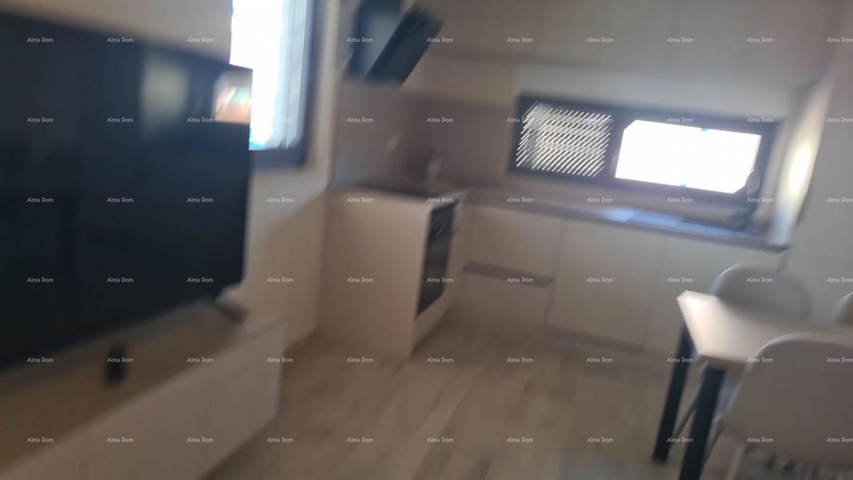 Moderen apartma v bloku E s parkirnim mestom in shrambo, blizu Umaga!