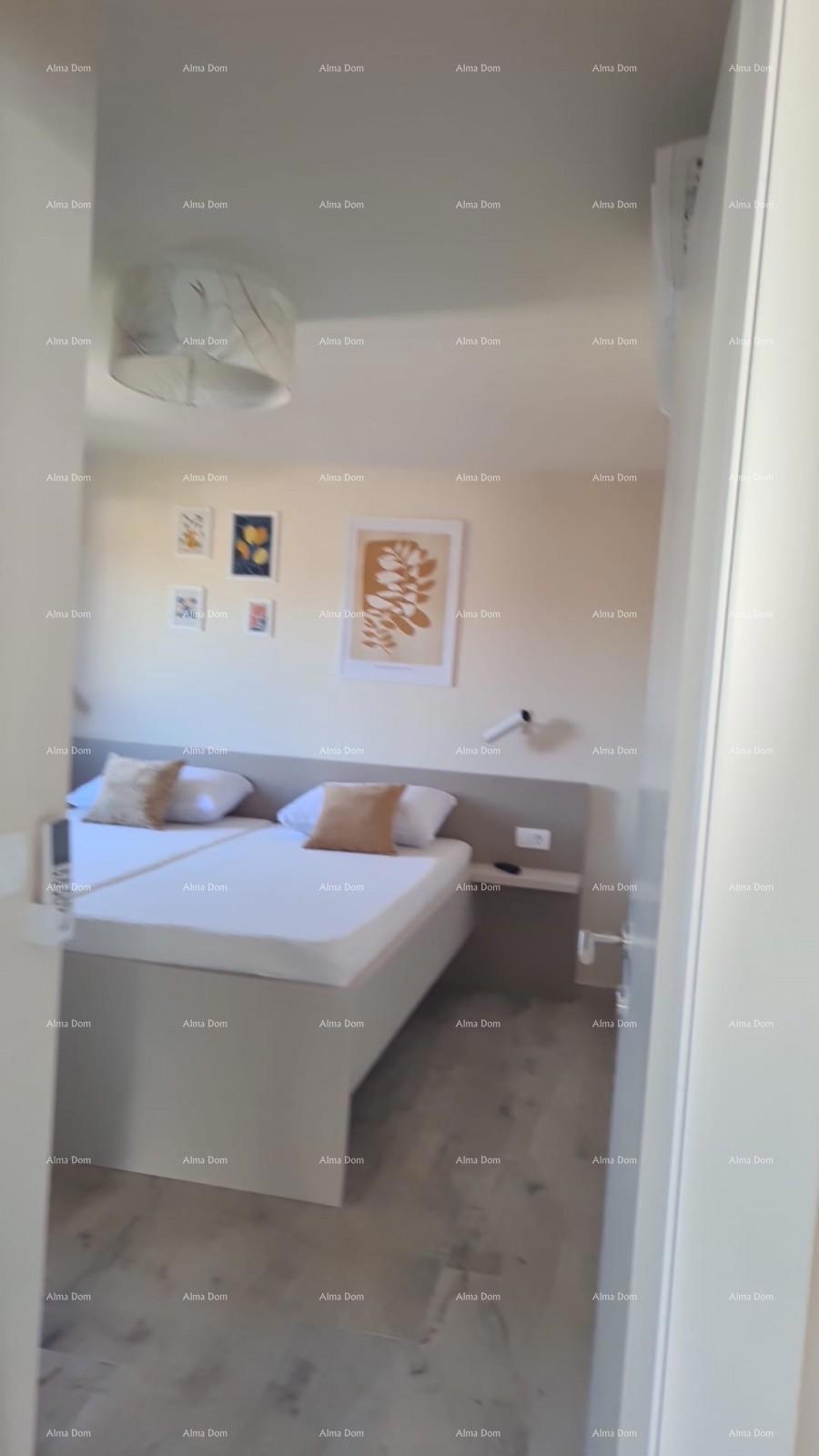 Moderen apartma v bloku E s parkirnim mestom in shrambo, blizu Umaga!