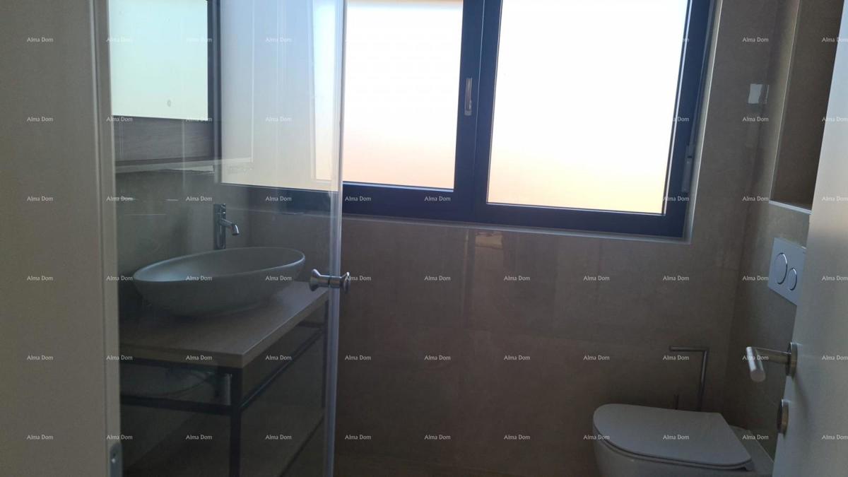 Moderen apartma v bloku E s parkirnim mestom in shrambo, blizu Umaga!