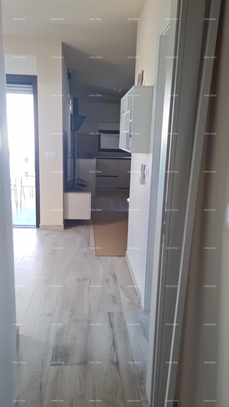 Moderen apartma v bloku E s parkirnim mestom in shrambo, blizu Umaga!