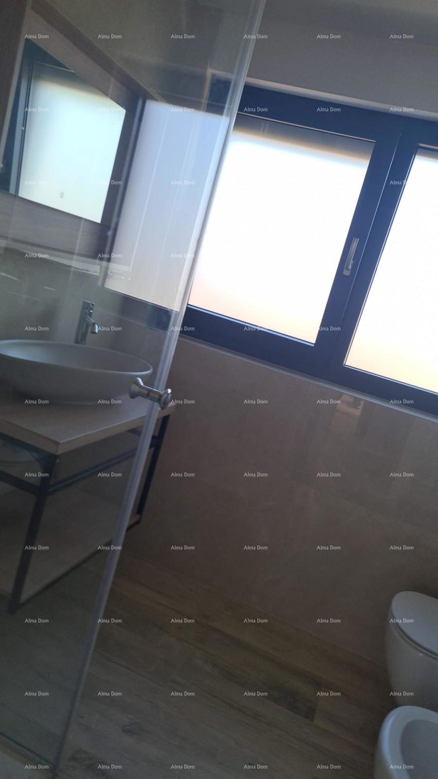 Moderen apartma v bloku E s parkirnim mestom in shrambo, blizu Umaga!