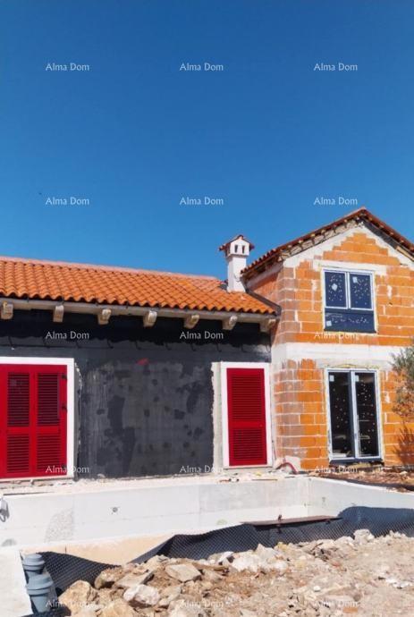 Vodnjan. Hiša v gradnji z bazenom in Svetvinčenat, zemljišče z gradbenim dovoljenjem!