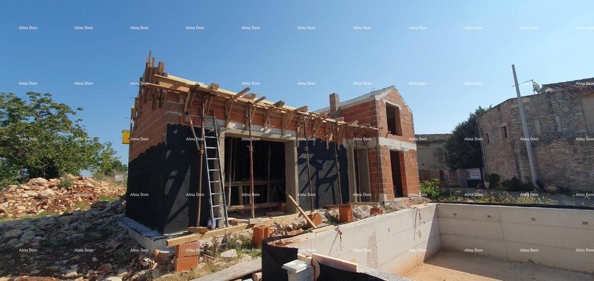 Vodnjan. Hiša v gradnji z bazenom in Svetvinčenat, zemljišče z gradbenim dovoljenjem!