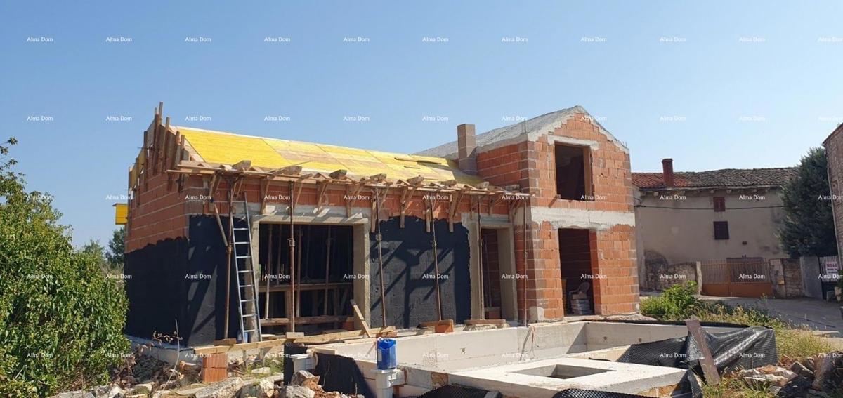 Vodnjan. Hiša v gradnji z bazenom in Svetvinčenat, zemljišče z gradbenim dovoljenjem!