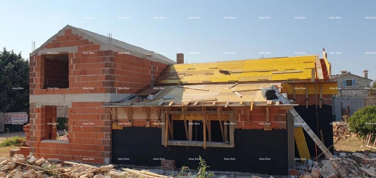 Vodnjan. Hiša v gradnji z bazenom in Svetvinčenat, zemljišče z gradbenim dovoljenjem!