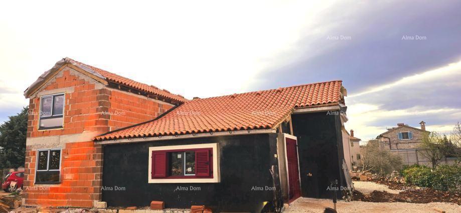 Vodnjan. Hiša v gradnji z bazenom in Svetvinčenat, zemljišče z gradbenim dovoljenjem!