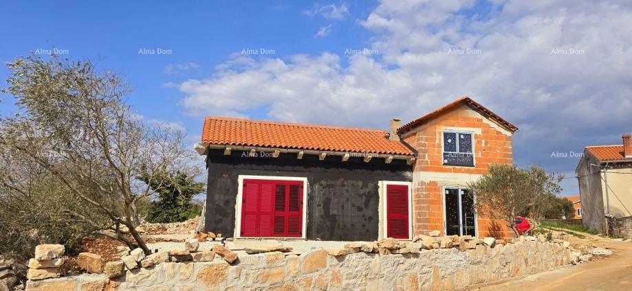 Vodnjan. Hiša v gradnji z bazenom in Svetvinčenat, zemljišče z gradbenim dovoljenjem!