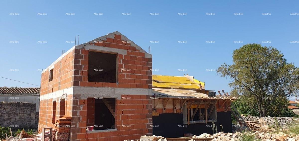 Vodnjan. Hiša v gradnji z bazenom in Svetvinčenat, zemljišče z gradbenim dovoljenjem!