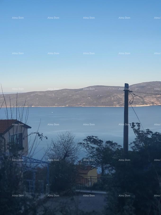 Gradbeno zemljišče s pogledom na morje