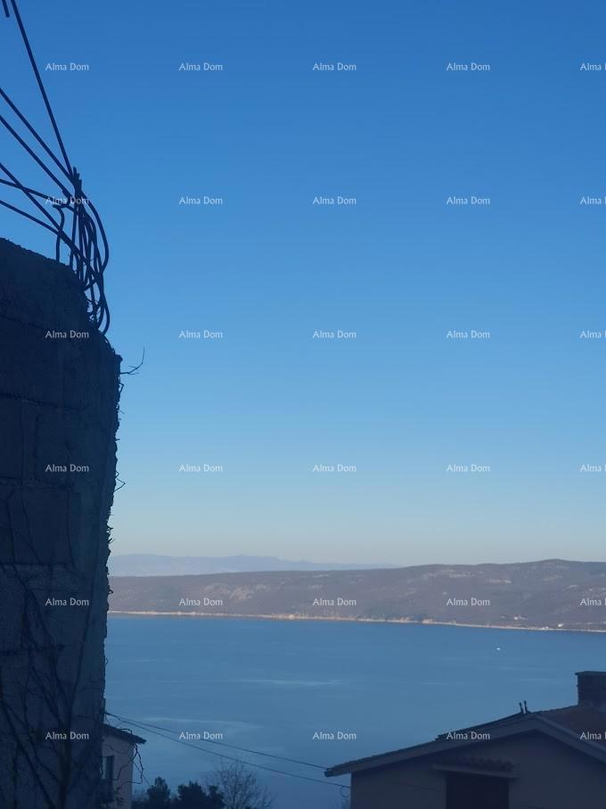 Gradbeno zemljišče s pogledom na morje