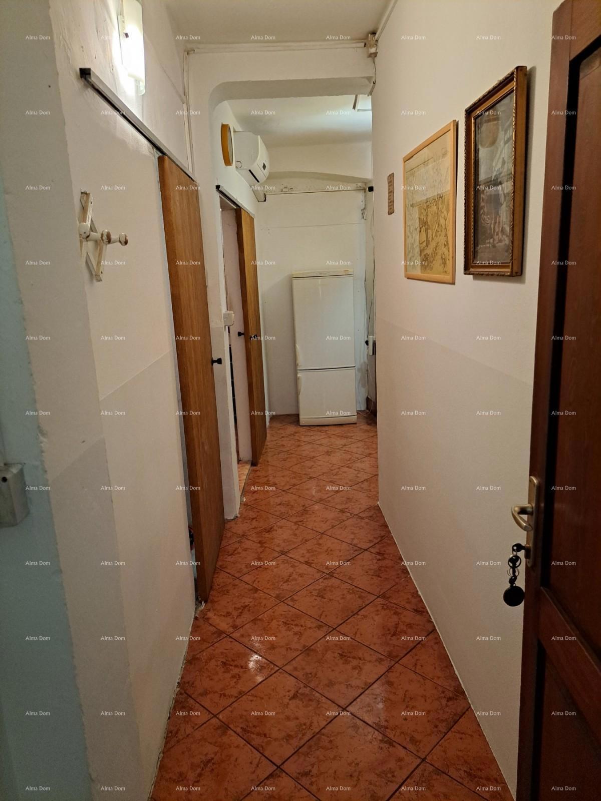 Na prodaj je hiša s kletjo, veliko teraso, dvema trisobnima stanoma in dvoriščem. Odlična priložnost za naložbo!