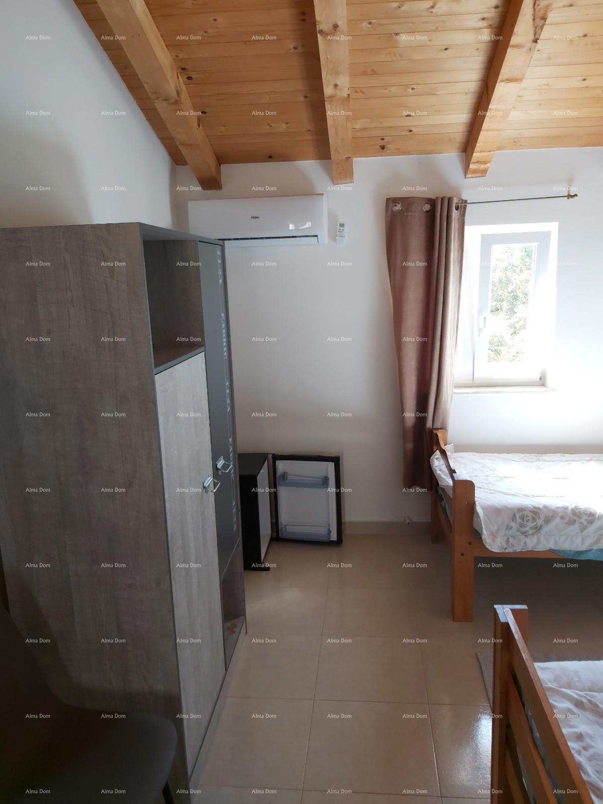 Na prodaj je hiša s kletjo, veliko teraso, dvema trisobnima stanoma in dvoriščem. Odlična priložnost za naložbo!