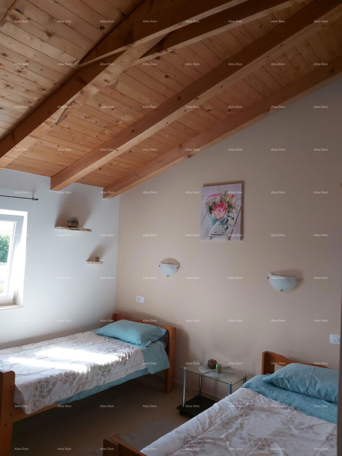 Na prodaj je hiša s kletjo, veliko teraso, dvema trisobnima stanoma in dvoriščem. Odlična priložnost za naložbo!