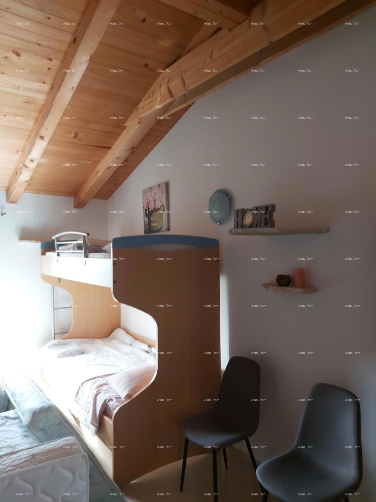 Na prodaj je hiša s kletjo, veliko teraso, dvema trisobnima stanoma in dvoriščem. Odlična priložnost za naložbo!