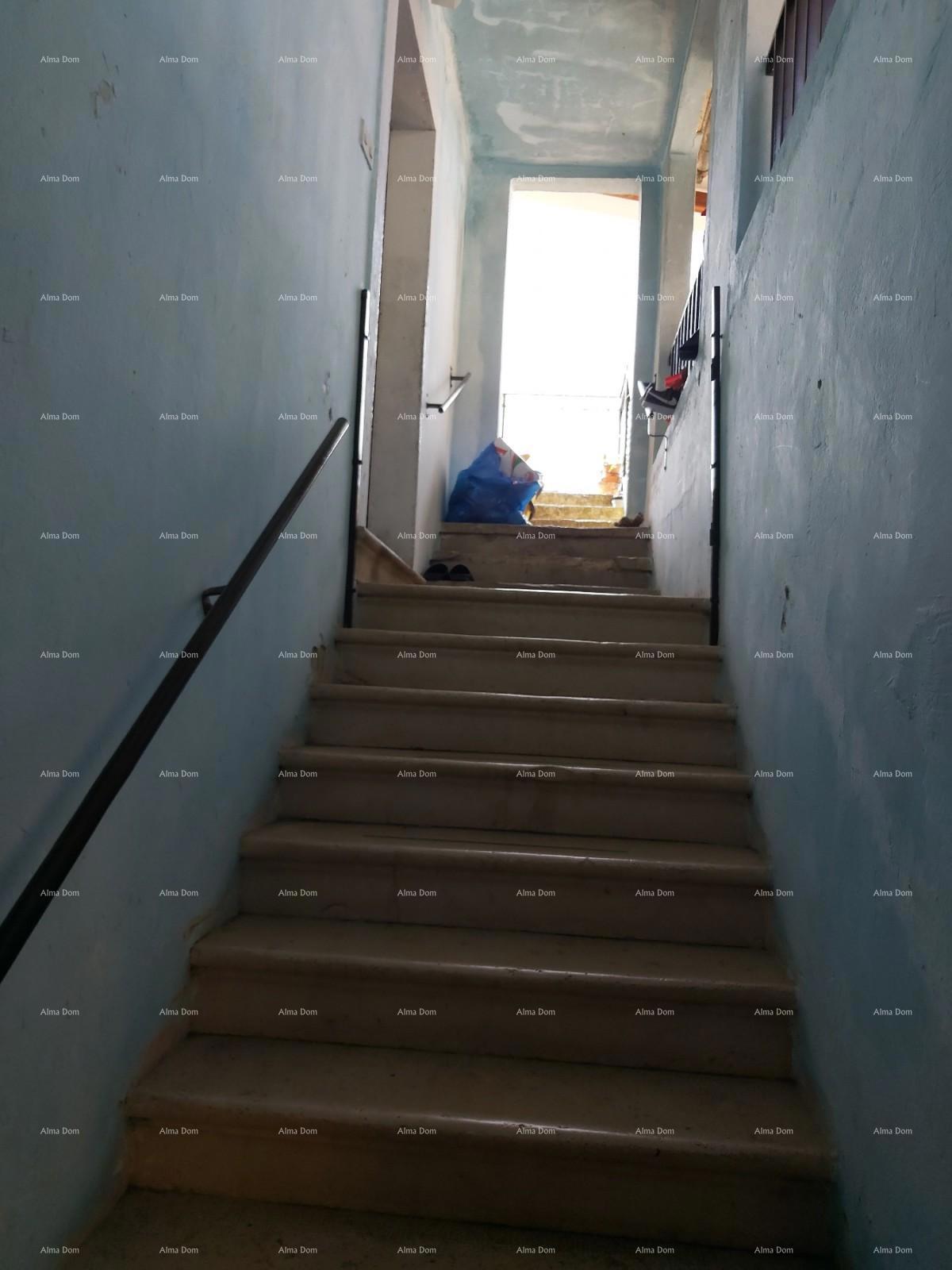 Na prodaj je hiša s kletjo, veliko teraso, dvema trisobnima stanoma in dvoriščem. Odlična priložnost za naložbo!