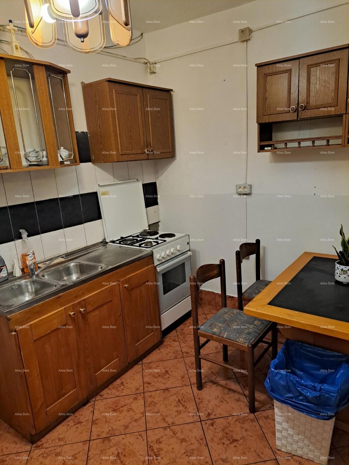 Na prodaj je hiša s kletjo, veliko teraso, dvema trisobnima stanoma in dvoriščem. Odlična priložnost za naložbo!