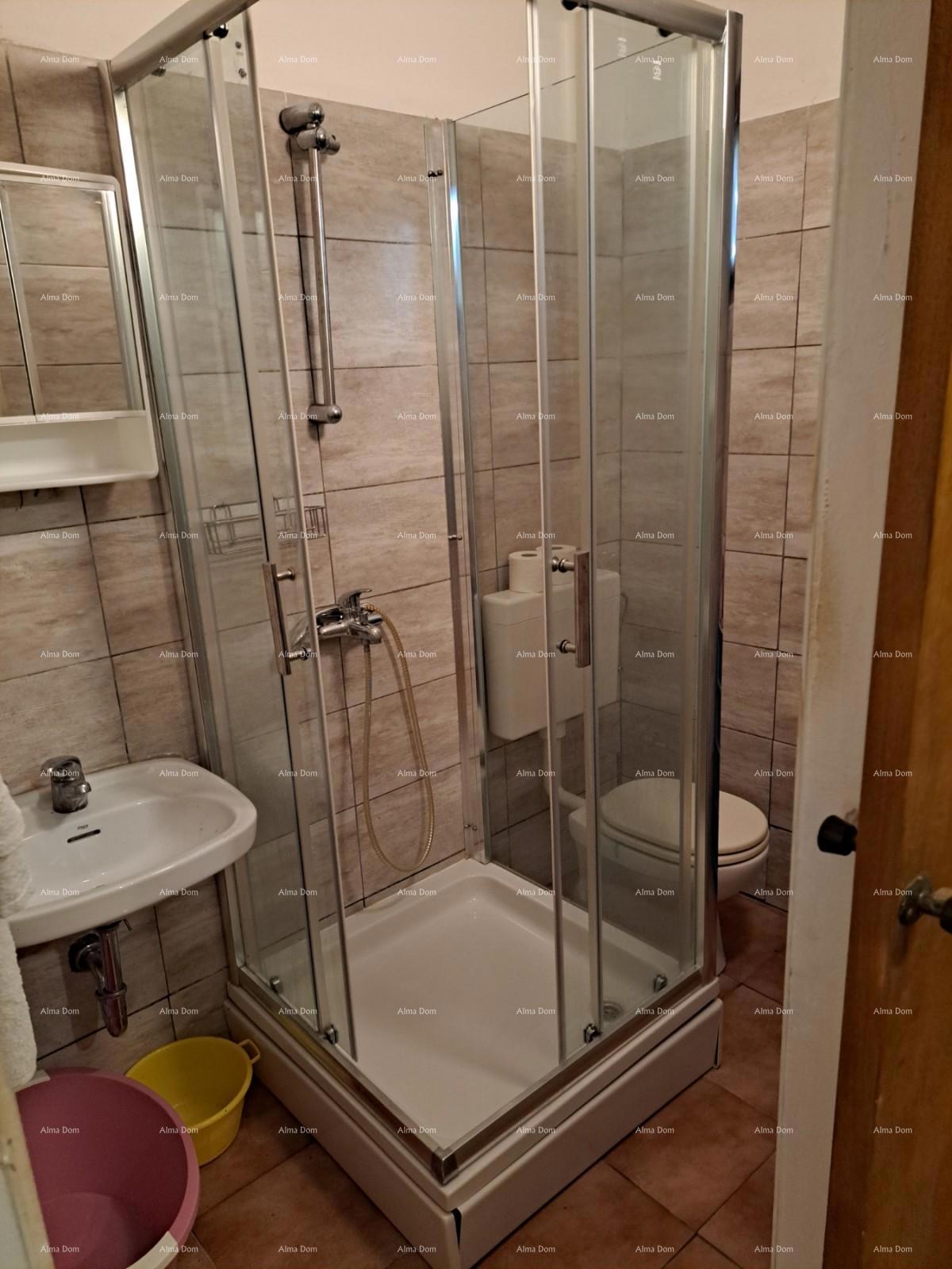 Na prodaj je hiša s kletjo, veliko teraso, dvema trisobnima stanoma in dvoriščem. Odlična priložnost za naložbo!