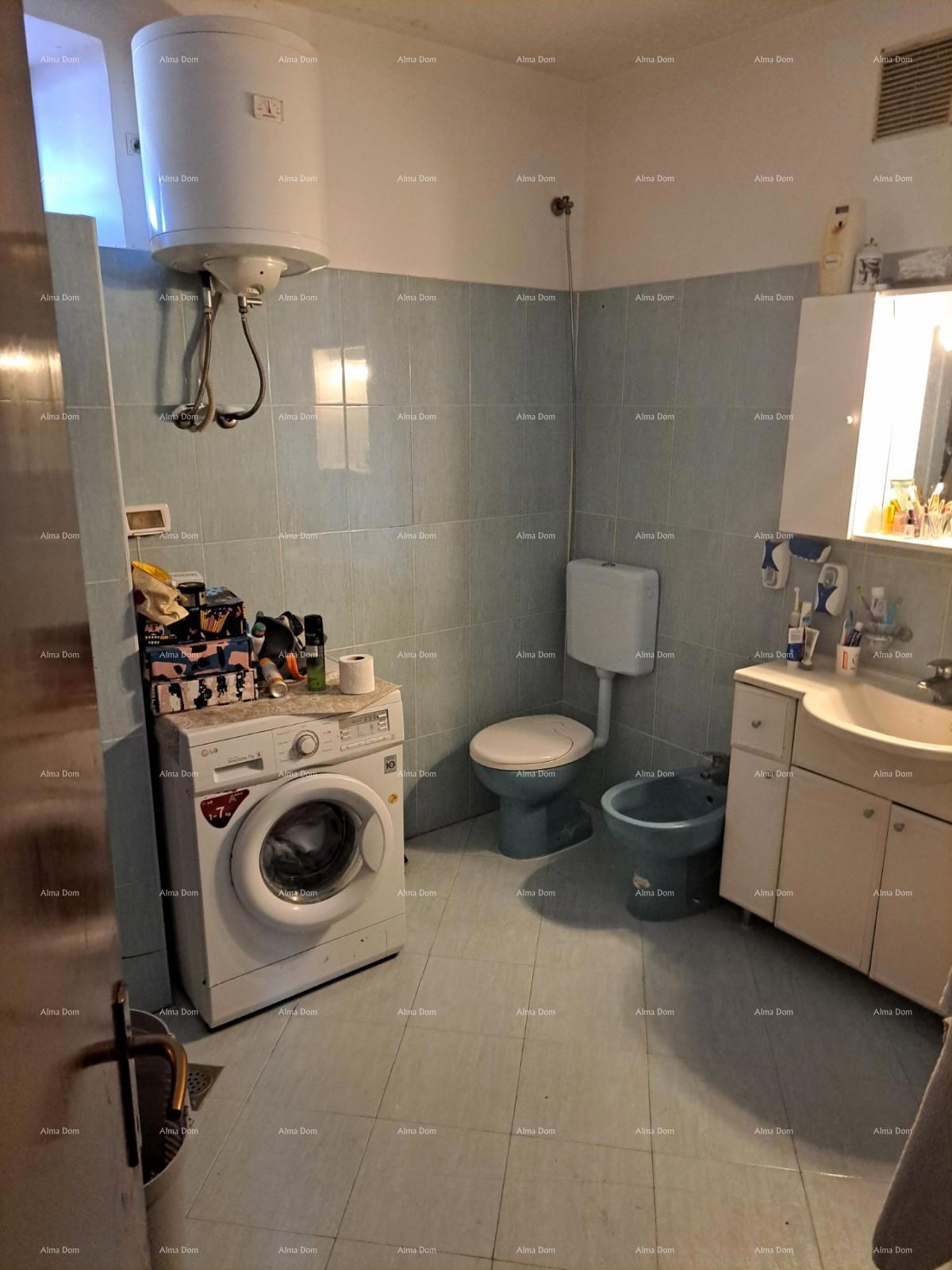 Na prodaj je hiša s kletjo, veliko teraso, dvema trisobnima stanoma in dvoriščem. Odlična priložnost za naložbo!