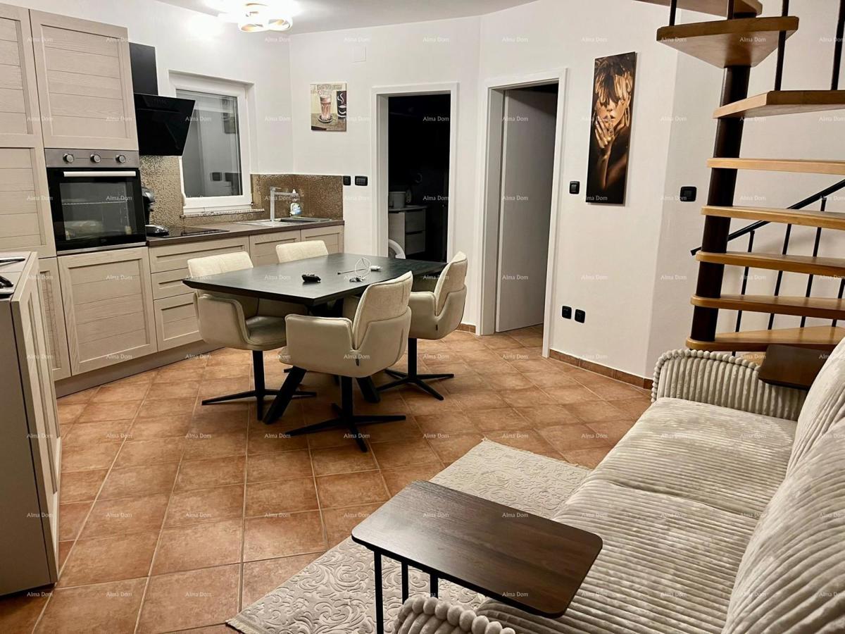 Prodaja - prenovljena hiša na odlični lokaciji z dvema apartmajema in čudovitim razgledom, Medulin!