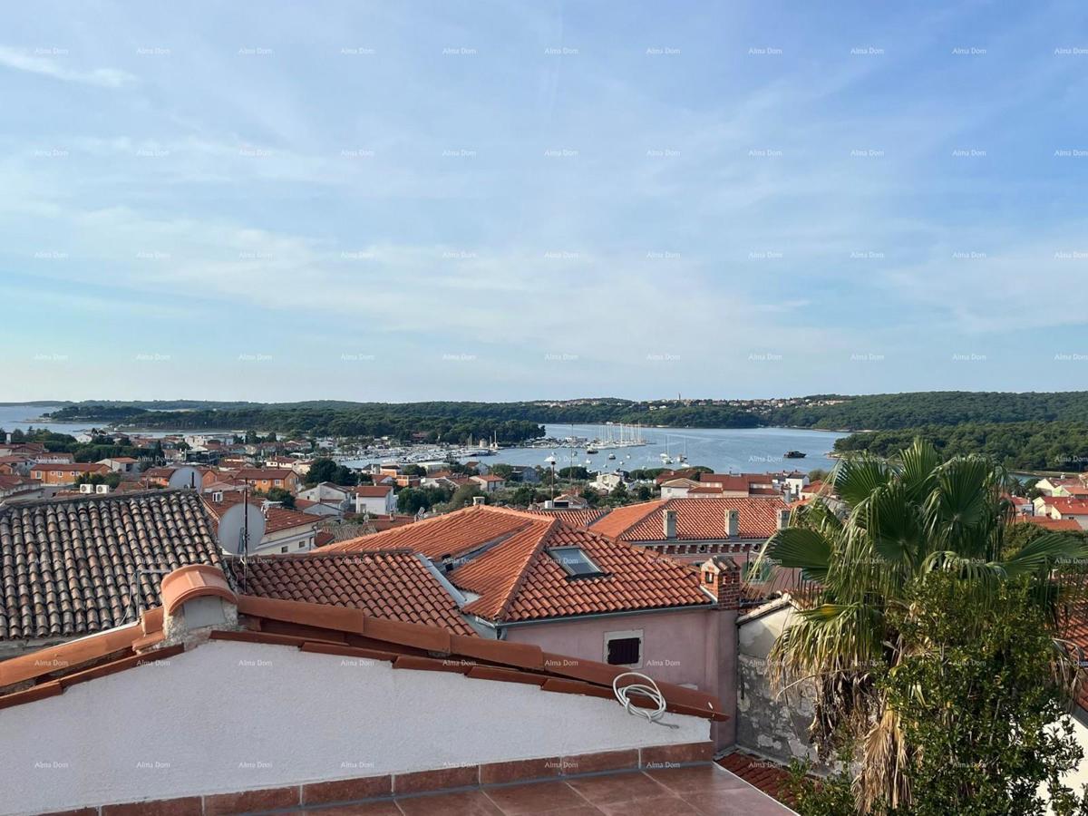 Prodaja - prenovljena hiša na odlični lokaciji z dvema apartmajema in čudovitim razgledom, Medulin!