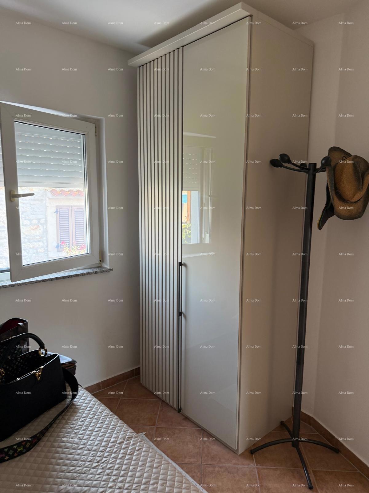 Prodaja - prenovljena hiša na odlični lokaciji z dvema apartmajema in čudovitim razgledom, Medulin!