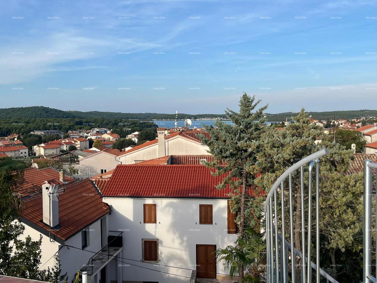 Prodaja - prenovljena hiša na odlični lokaciji z dvema apartmajema in čudovitim razgledom, Medulin!