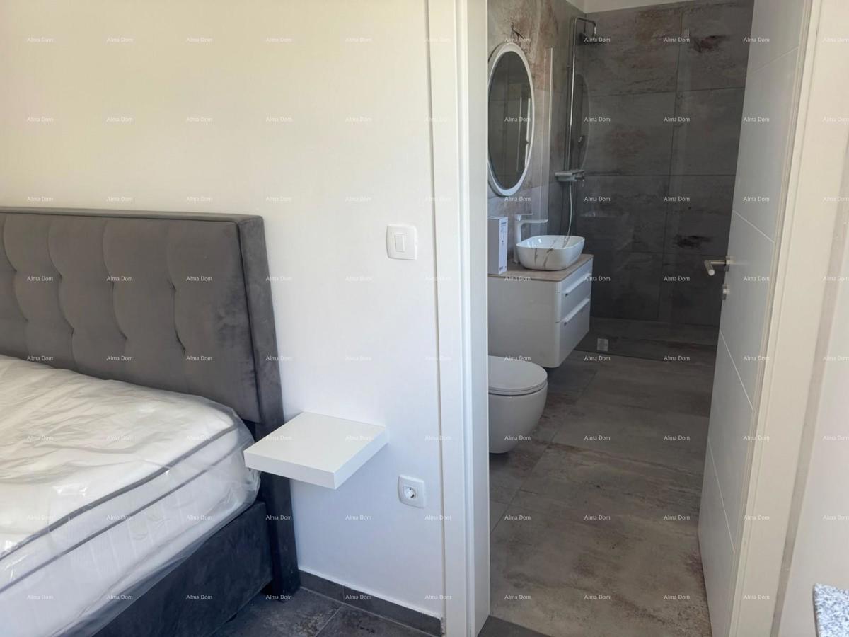 Prodaja - dvojna prizemnica s grijanim bazenom, Poreč!