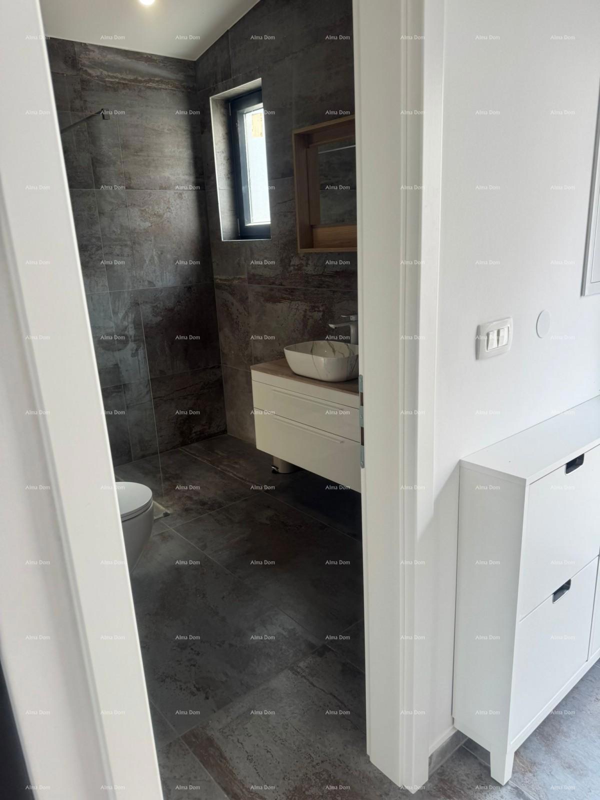 Prodaja - dvojna prizemnica s grijanim bazenom, Poreč!