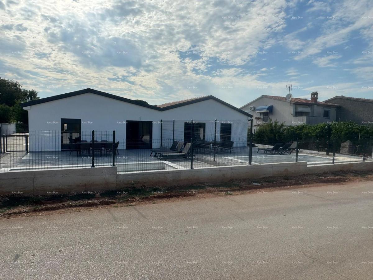 Prodaja - dvojna prizemnica s grijanim bazenom, Poreč!