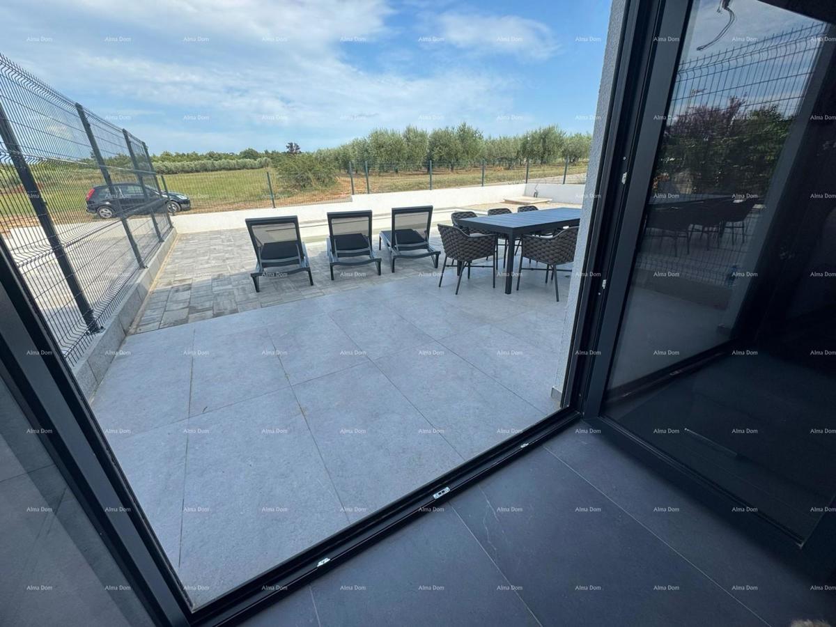 Prodaja - dvojna prizemnica s grijanim bazenom, Poreč!