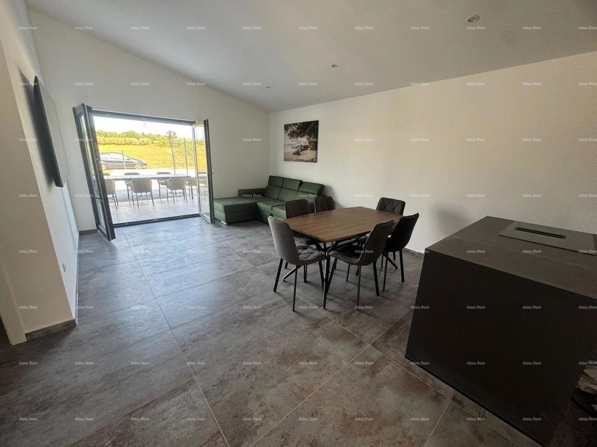 Prodaja - dvojna prizemnica s grijanim bazenom, Poreč!