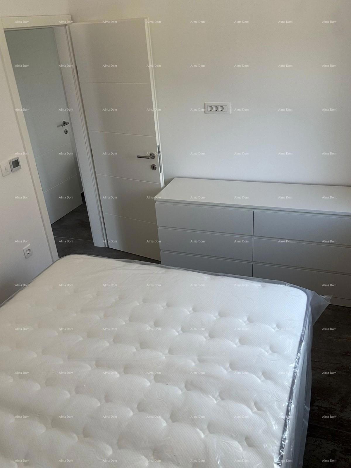 Prodaja - dvojna prizemnica s grijanim bazenom, Poreč!