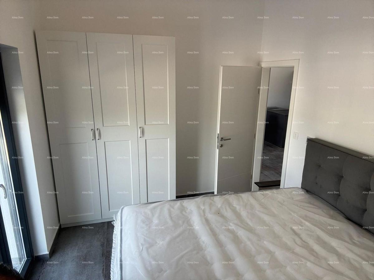 Prodaja - dvojna prizemnica s grijanim bazenom, Poreč!