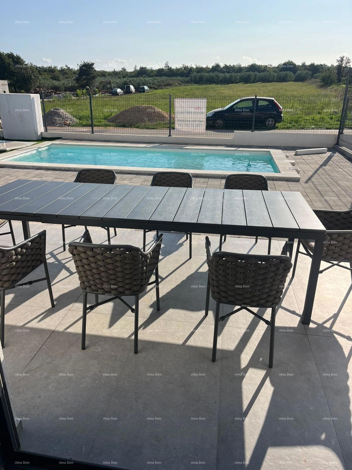 Prodaja - dvojna prizemnica s grijanim bazenom, Poreč!